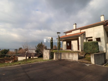 Villa bifamiliare in vendita a Oggiono.